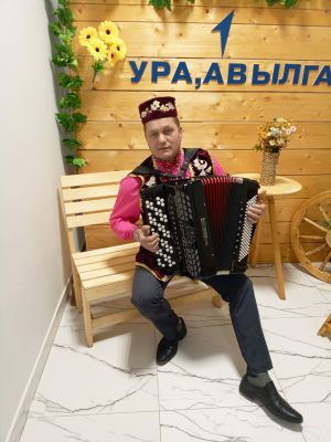 Гармун моңы белән авылына җан өрә