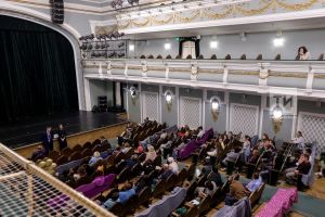 Сәхнә артында ниләр бар? Гардеробчы күзлегеннән тамашачы