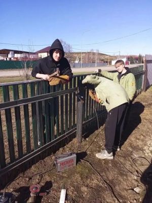 Мамадышта студент-эретеп ябыштыручы егетләр хәрби гаиләсенә ярдәм иткән