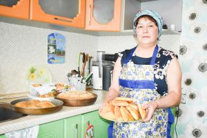 Таңнан торып камыр баса: Апаста яшәүче Флера апаның серләре нидә?