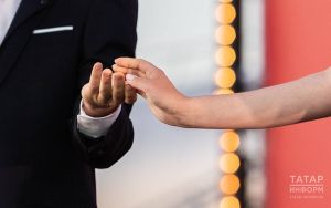 Бала аны күрүгә үк: “Син кайда булдың, әни?” — дип кочаклап ала