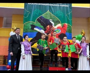 “Откан акчаларына бүләкләр алып туганнарга өләшә”
