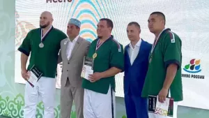 Рөстәм Миңнеханов Омскидагы Сабантуй батырына «Лада Гранта» тапшырды