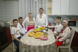 «Өйдә барыбыз да мари телендә сөйләшәбез»: Балтачта халыклар дуслыгының сере нидә?
