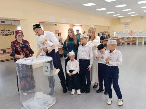 8 бала тәрбияләүче Рәхимовлар гаиләсе Азнакайда сайлауга беренчеләрдән булып килде
