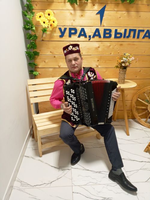 Гармун моңы белән авылына җан өрә