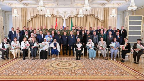 Рөстәм Миңнеханов Казан Кремлендә дәүләт бүләкләрен тапшырды