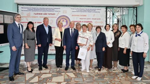 Марат Әхмәтов Чистайда татар теле, мәгариф һәм мәдәни мирасны саклау эшләре белән танышты