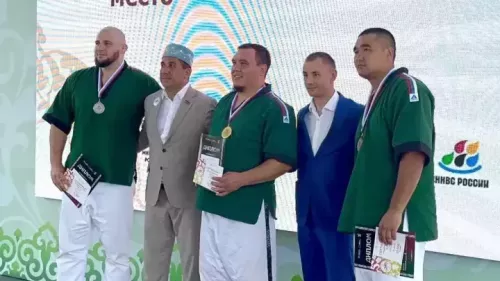 Рөстәм Миңнеханов Омскидагы Сабантуй батырына «Лада Гранта» тапшырды