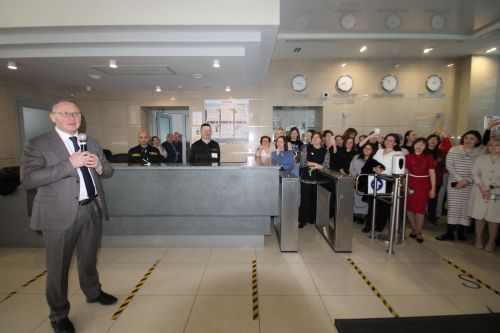 «Татмедиа» АҖ ир-егетләре гүзәл затларны 8 март белән котлады.